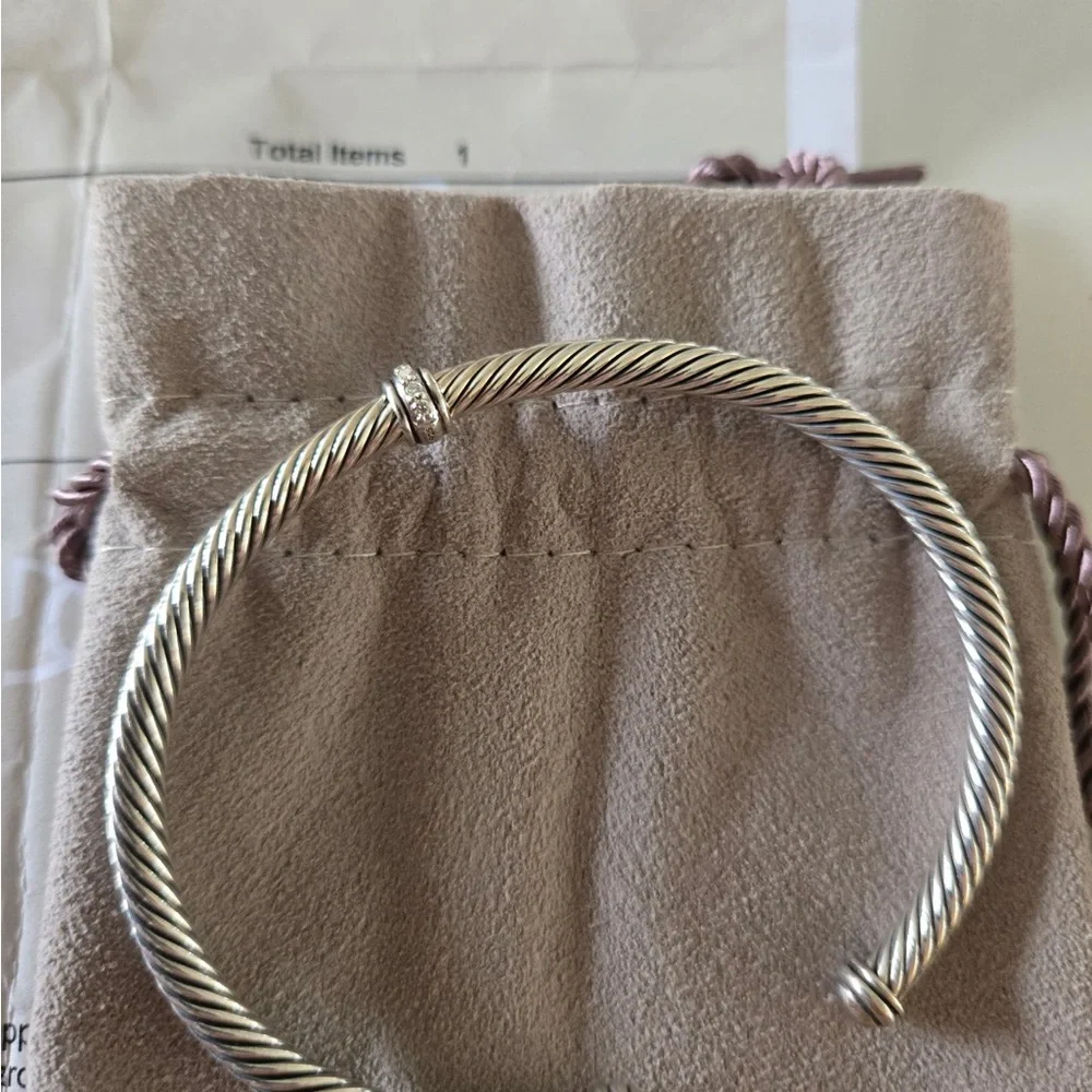 David Yurman Bracelet w/Diamond size Medium
4MM CABLE STATION BRAC DIA 0.068CTW - Picture 1 of 4